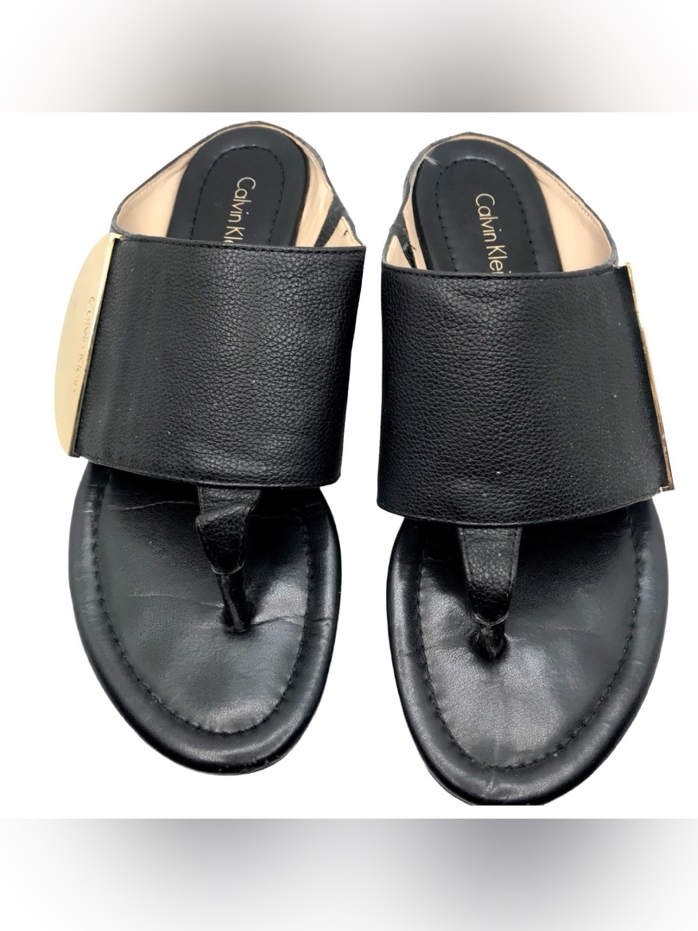 CALVIN KLEIN "BEHATI" BLACK PEBBLED LEATHER W/GOLD SIGNATURE PLATE SANDALS (6) - Picture 9 of 12
